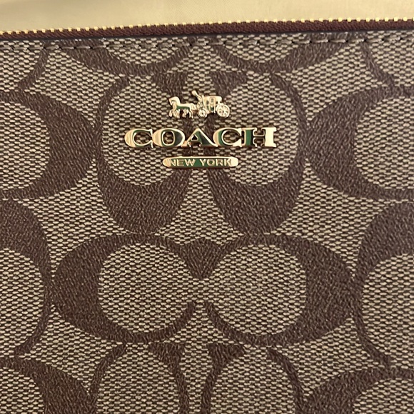🔥Host Pick🔥NWOT Large Coach Corner Zip Wristlet In Signature Canvas - Picture 2 of 10